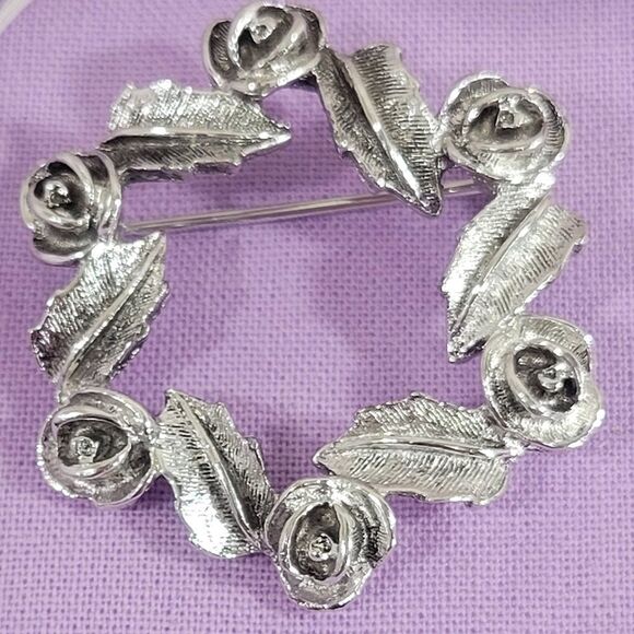 Sarah Coventry Vintage Wreath Roses and Leaves Brooch - Picture 3 of 5